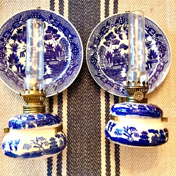Pair Vintage, Rare, Blue Willow Oil Lamps with Reflector - Picture 10 of 10